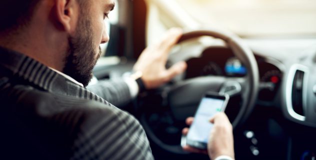 Essen, Rauchen, Telefonieren: Was ist hinter dem Steuer erlaubt?
